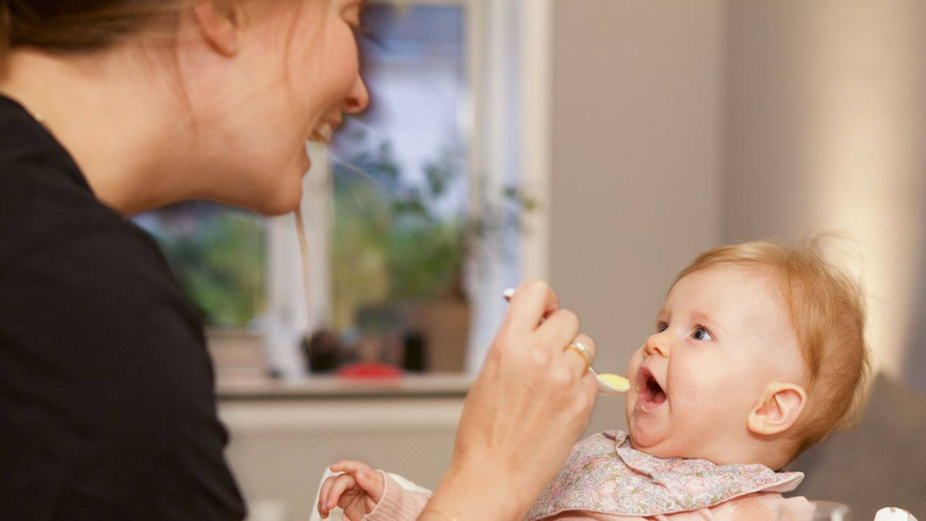 Ma-Mam smager godt! Mor og Lucy spiser sammen